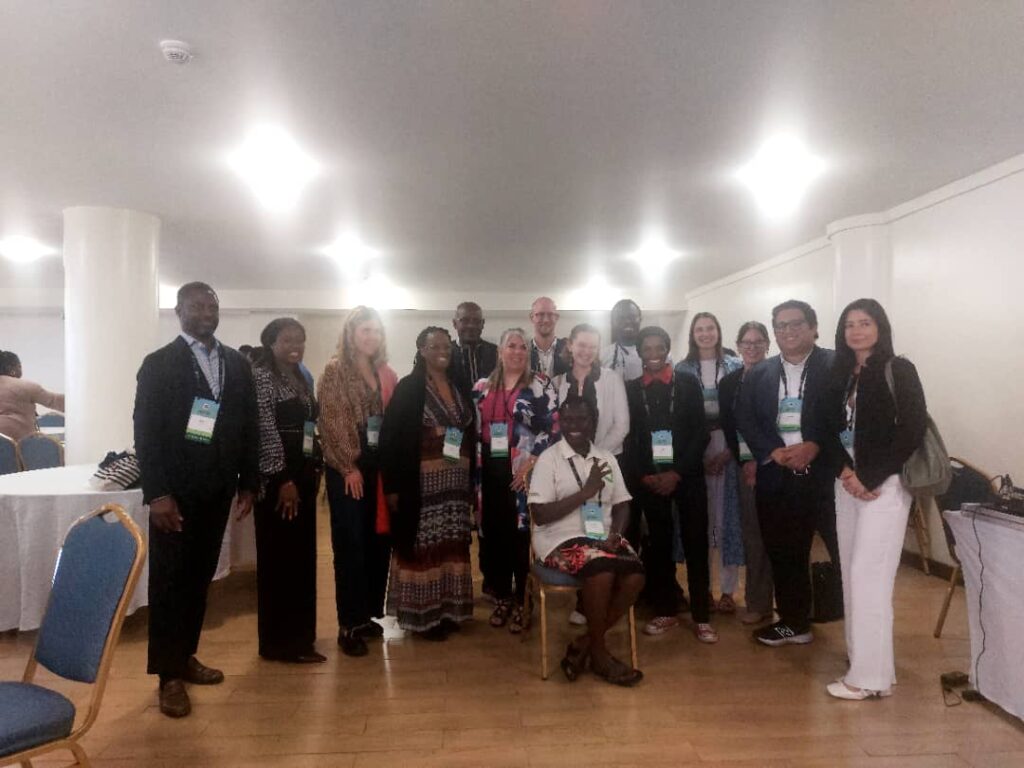 Reunión grupal en el programa Climate Reality Project en Nairobi, Kenia, por la restauración de bosques.