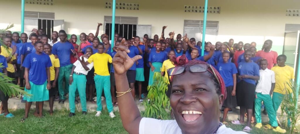 Ann Grace Akiteng liderando el proyecto de restauración de bosques y medios de vida.