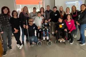 Equipo de diseño del proyecto y miembros de la comunidad en una sesión de prototipado de las "Rampas Digitales" en Córdoba, Argentina